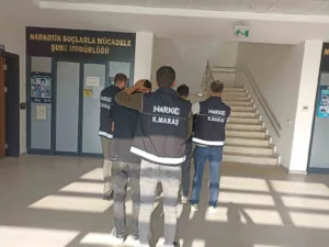 Kahramanmaraş’ta polisin düzenlendiği operasyonda yakalanan uyuşturucu taciri 3 şüpheli tutuklandı.