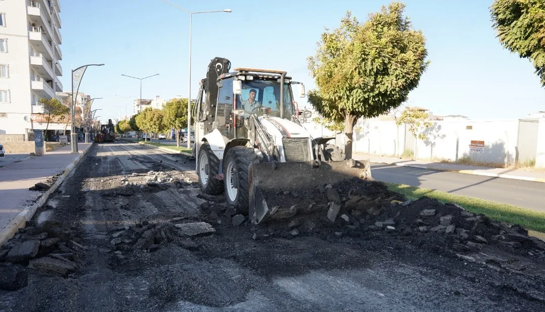 Adıyaman’ın Kahta Belediyesi, çok sayıda noktada asfalt yol çalışmasına imza