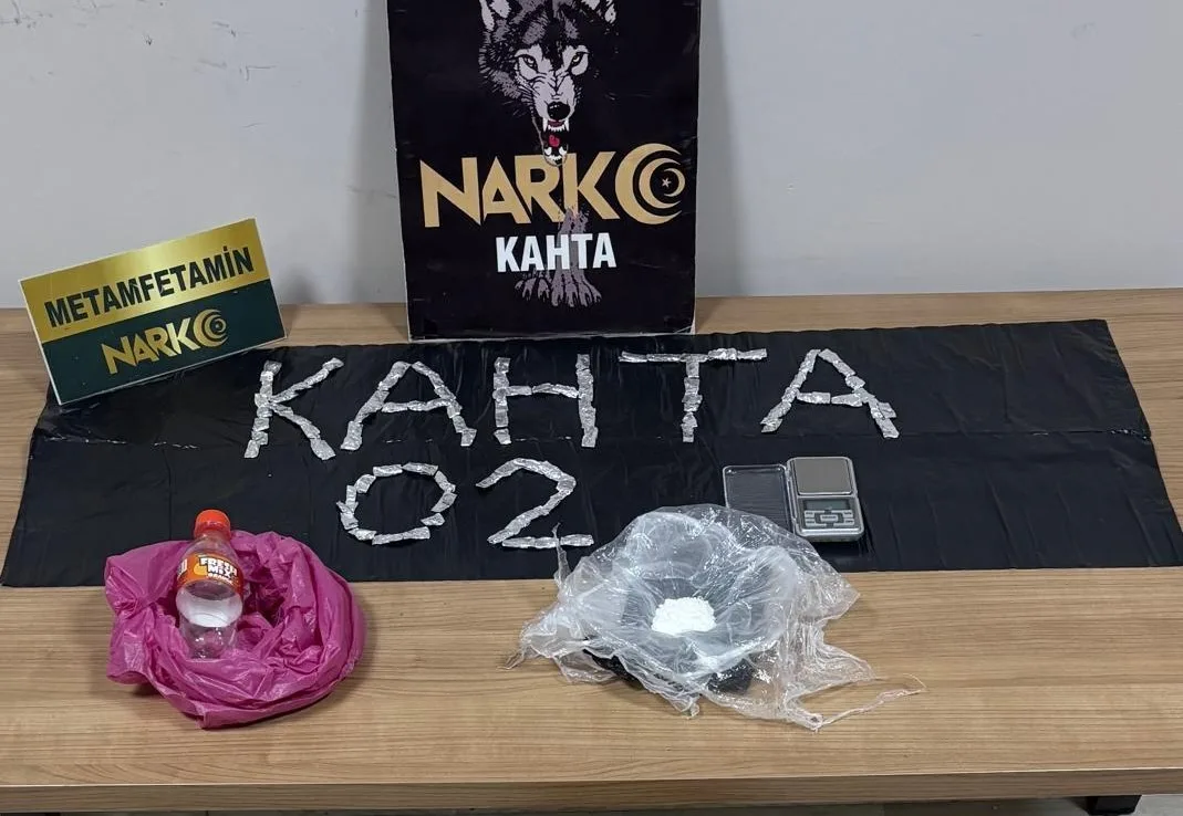 Adıyaman’ın Kahta ilçesinde yapılan uyuşturucu operasyonunda 2 kişi tutuklandı. Kahta