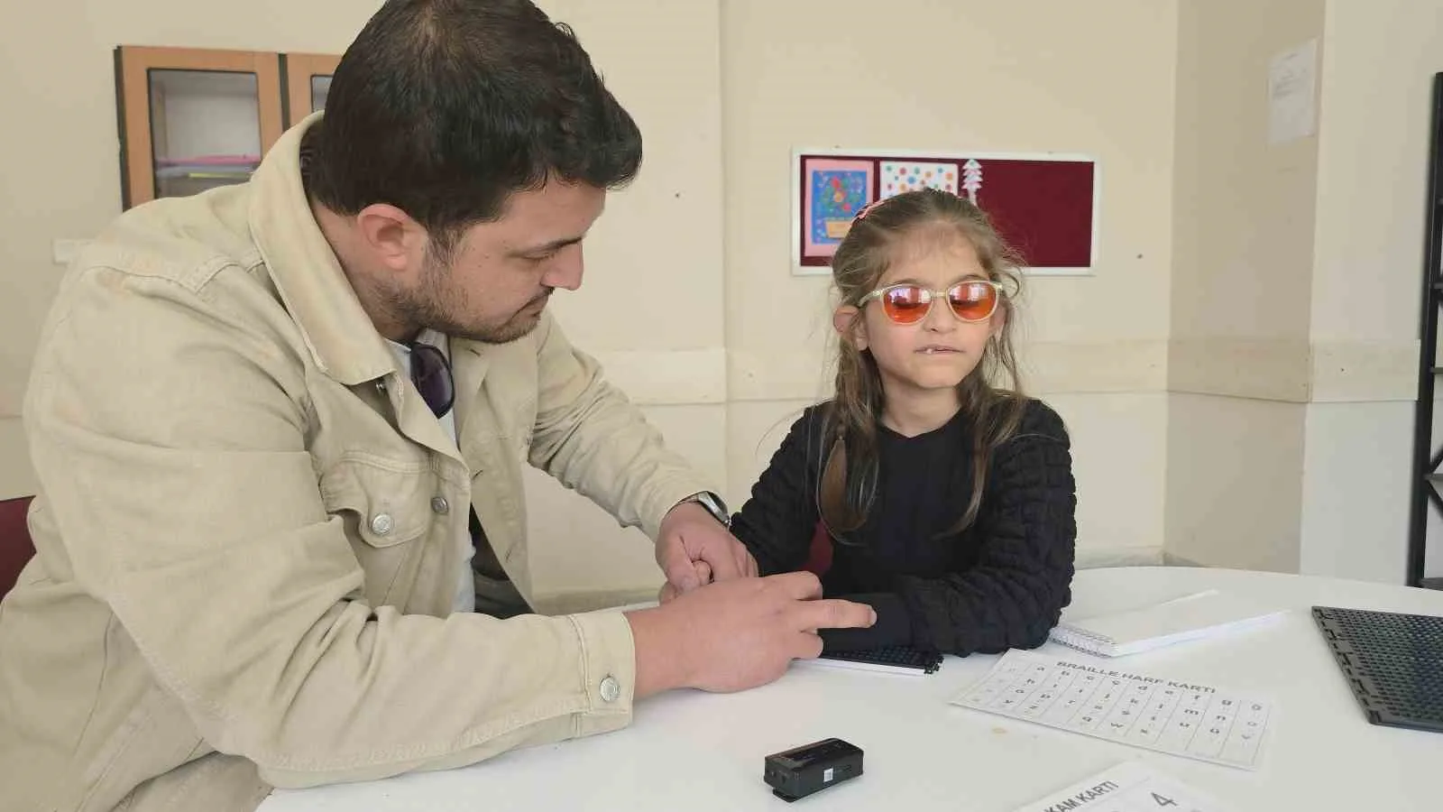 İzmir’in Tire ilçesinde yüzde 90 görme engelli olmasına rağmen Braille