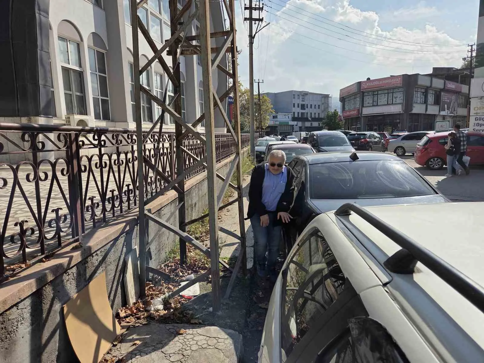 Samsun’da sanayi sitesinde kaldırımda bulunan elektrik direkleri, yayalara geçit vermiyor.