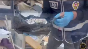 İzmir’in Karabağlar ilçesinde dış cephesi kameralarla donatılmış bir evde yapılan