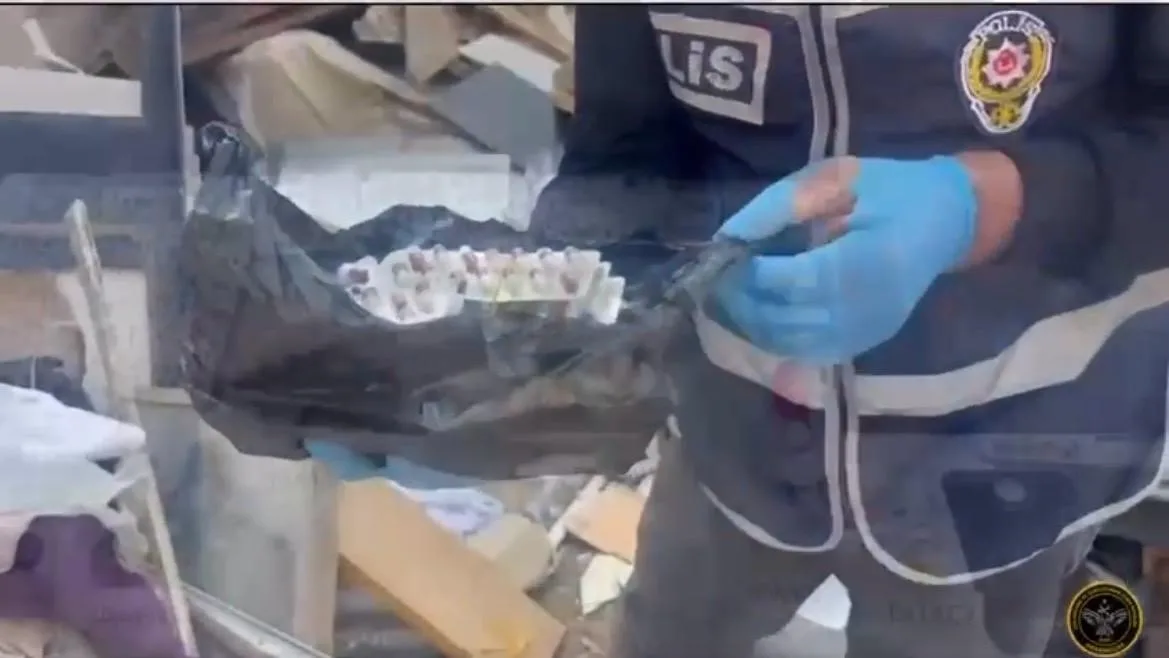 İzmir’in Karabağlar ilçesinde dış cephesi kameralarla donatılmış bir evde yapılan