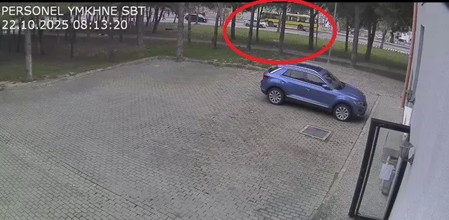 Bursa’da kampüs içerisinde seyir halinde olan belediye otobüsü, yolun karşısına