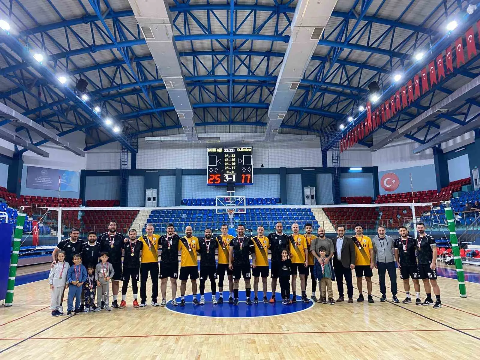 DÜZCE(İHA) – Düzce’de gerçekleştirilen kamu spor oyunları voleybol müsabakalarından kadınlar