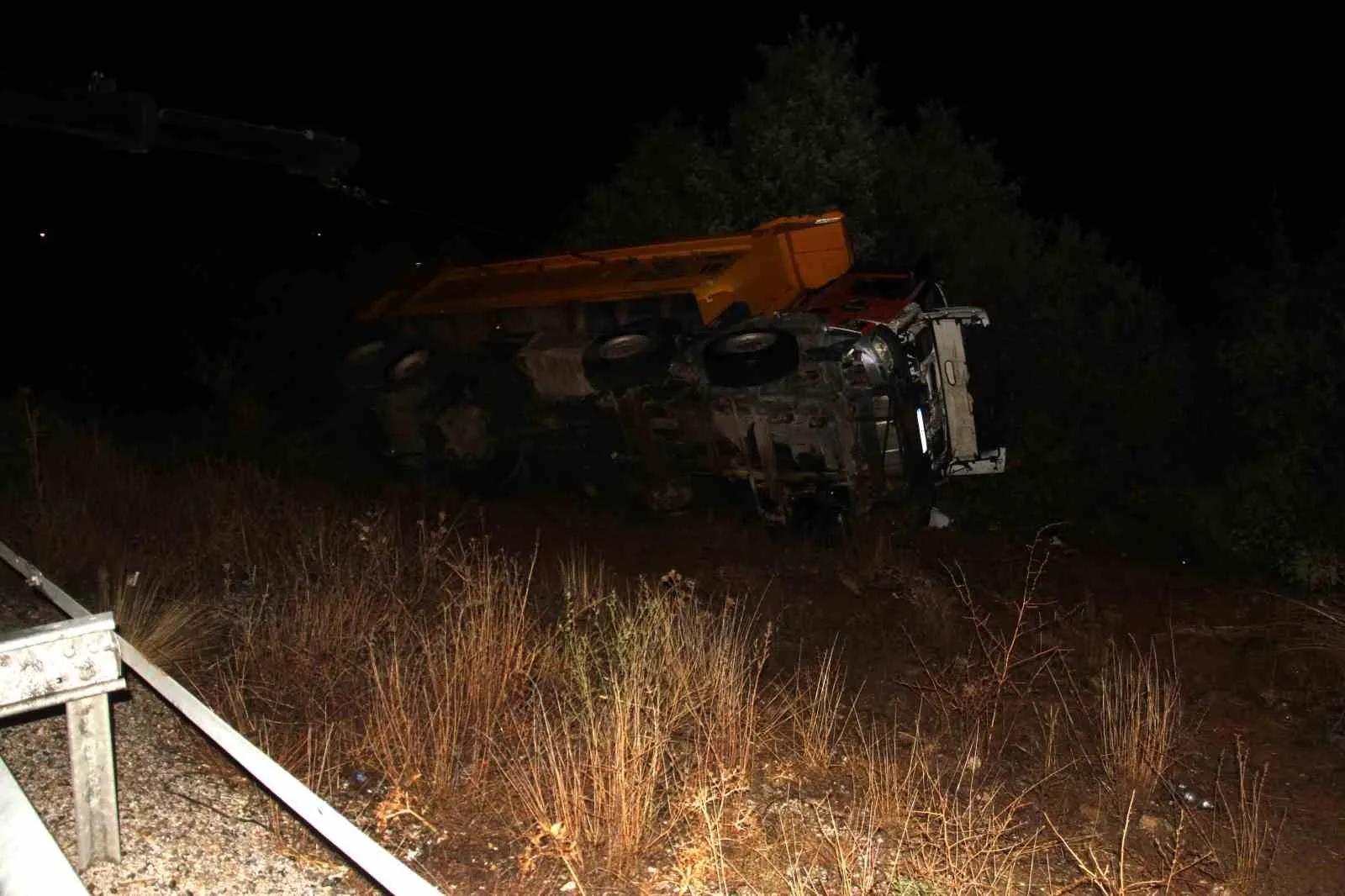Konya’nın Beyşehir ilçesinde bariyerlere çarparak şarampole devrilen kamyondaki 2 kişi