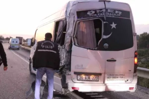 Denizli’de işçi almak için çevreyolu üzerinde emniyet şeridinde bekleyen servise,