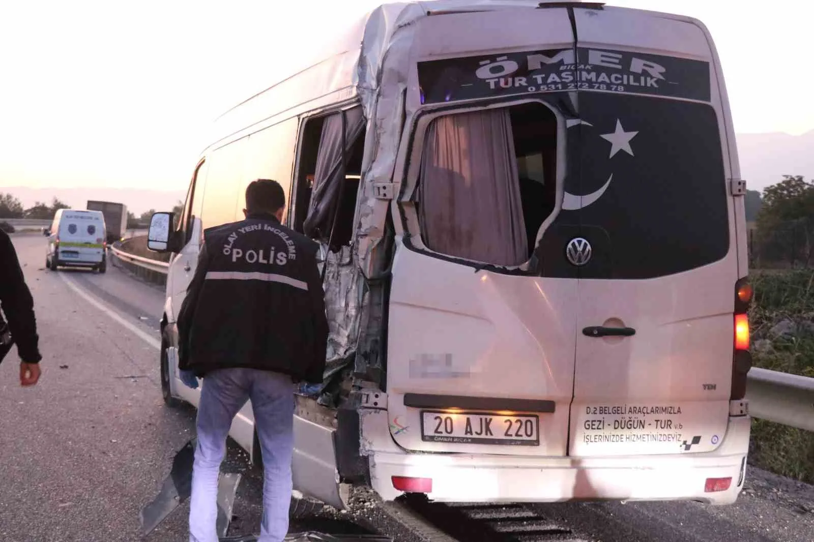 Denizli’de işçi almak için çevreyolu üzerinde emniyet şeridinde bekleyen servise,