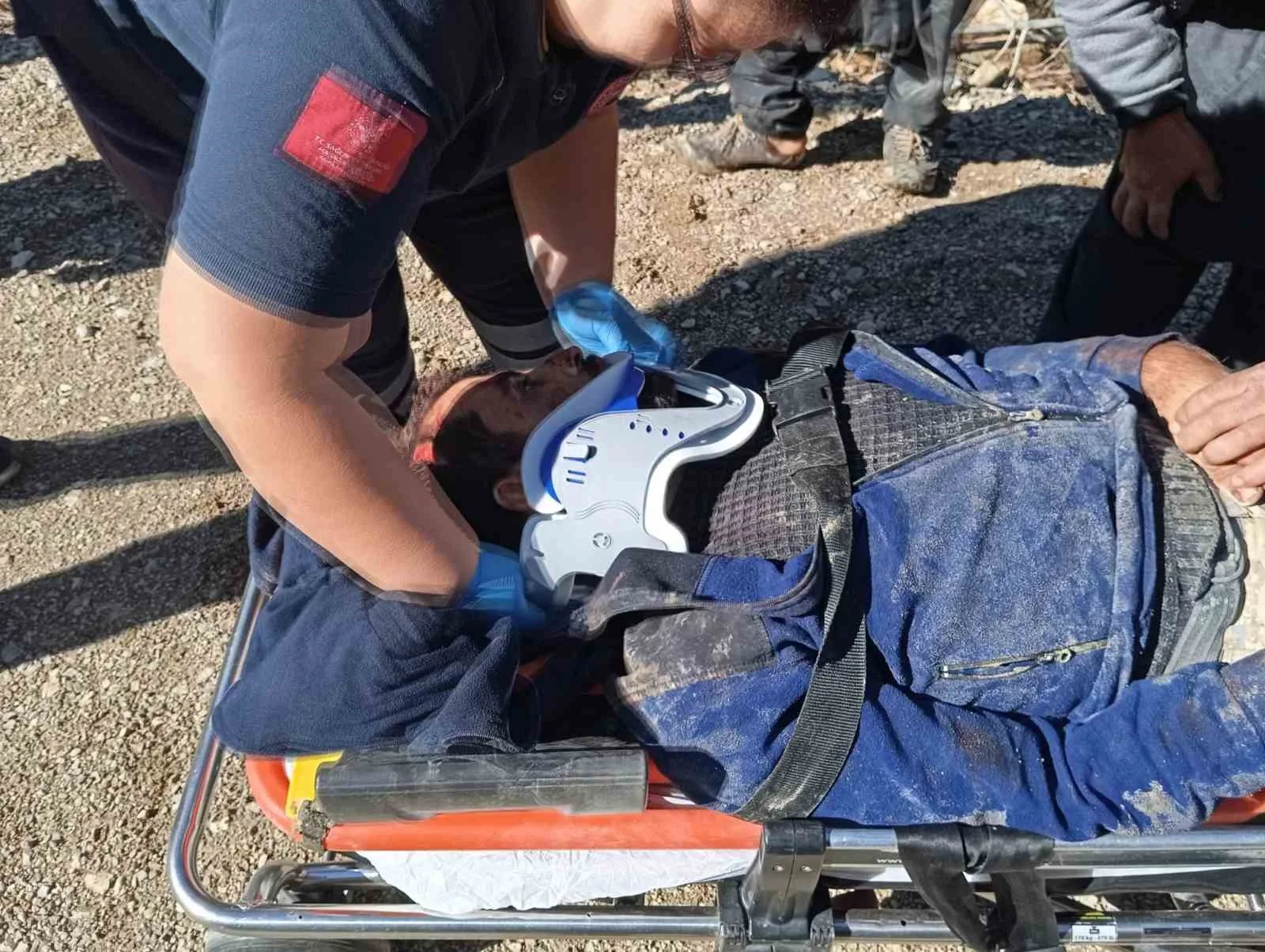 Adana’nın Kozan ilçesinde kontrolden çıkarak uçuruma yuvarlanan kamyon sürücü hayatını