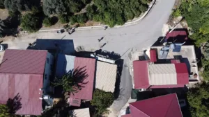 Mersin’in Erdemli ilçesinde hızla gelen nakliye kamyoneti virajı alamayarak iki