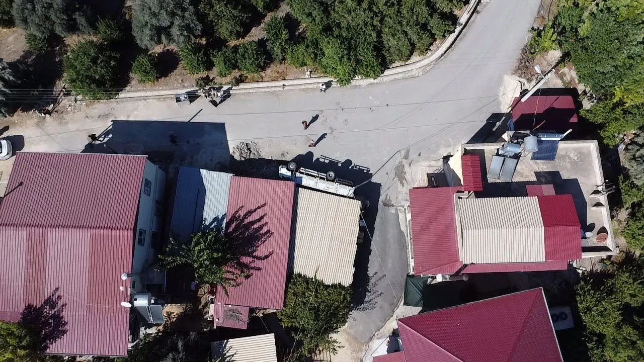 Mersin’in Erdemli ilçesinde hızla gelen nakliye kamyoneti virajı alamayarak iki