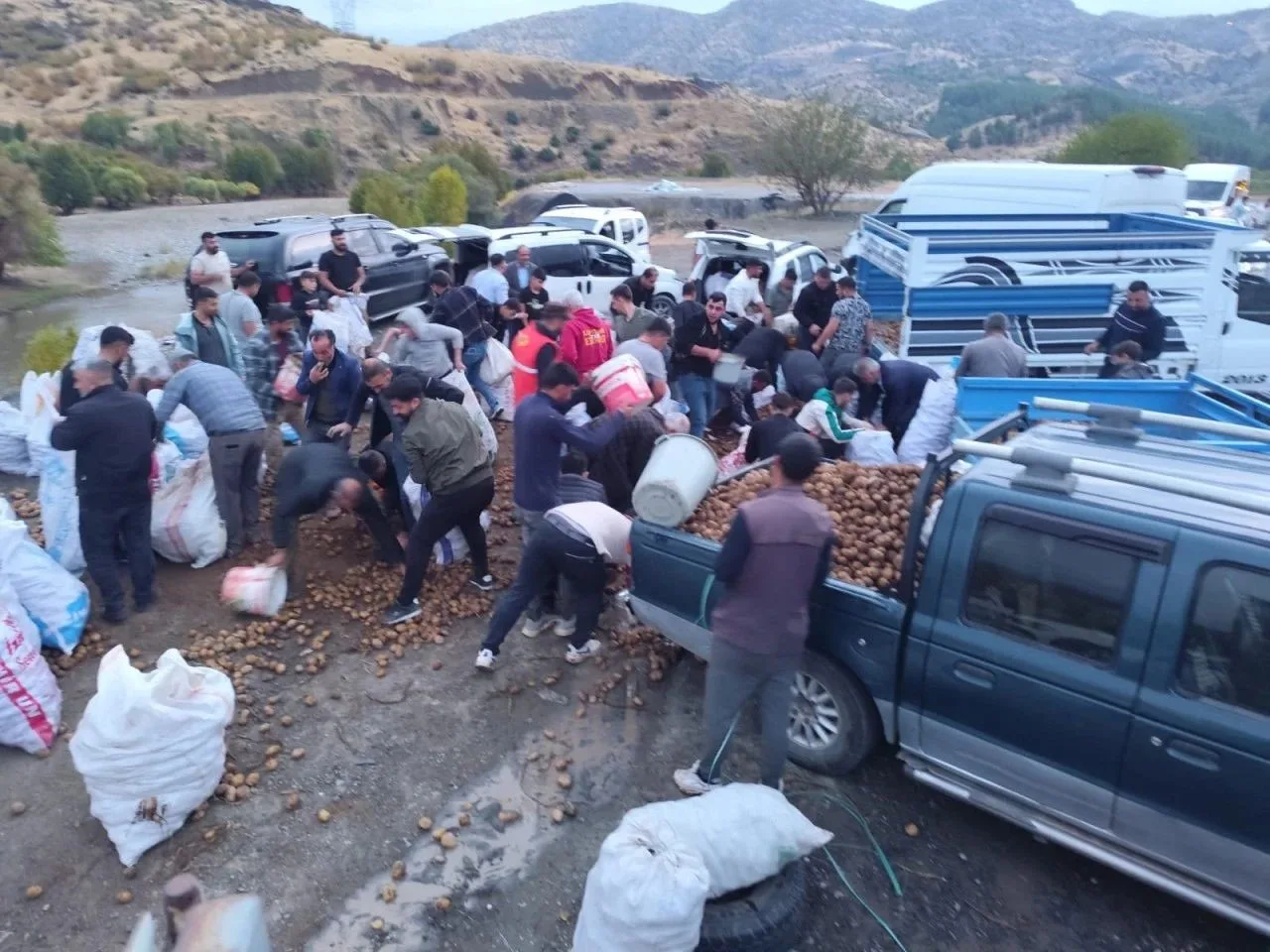 Siirt’in Baykan ilçesinde patates yüklü bir kamyonet arıza yapınca, sürücüsü