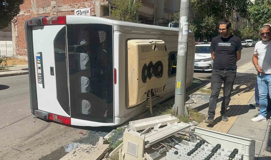 Elazığ’da kamyonet ile çarpışan şehiriçi yolcu minibüsü devrildi. Kazada yaralanan