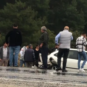 DENİZLİ (İHA) – Denizli’nin Buldan ilçesinde kamyonet ile otomobilin karıştığı