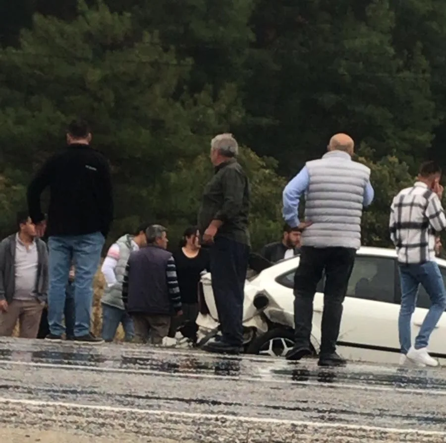 DENİZLİ (İHA) – Denizli’nin Buldan ilçesinde kamyonet ile otomobilin karıştığı