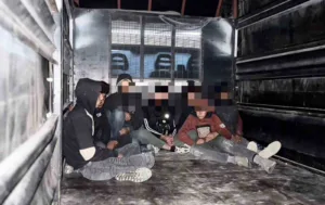 Hatay’da kamyonet kasasında taşınan 8 kaçak göçmen polis ekiplerinin çalışmasıyla