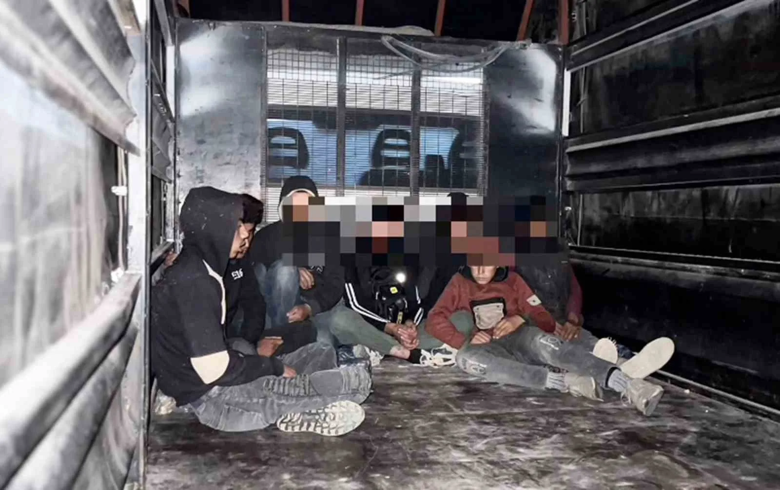 Hatay’da kamyonet kasasında taşınan 8 kaçak göçmen polis ekiplerinin çalışmasıyla