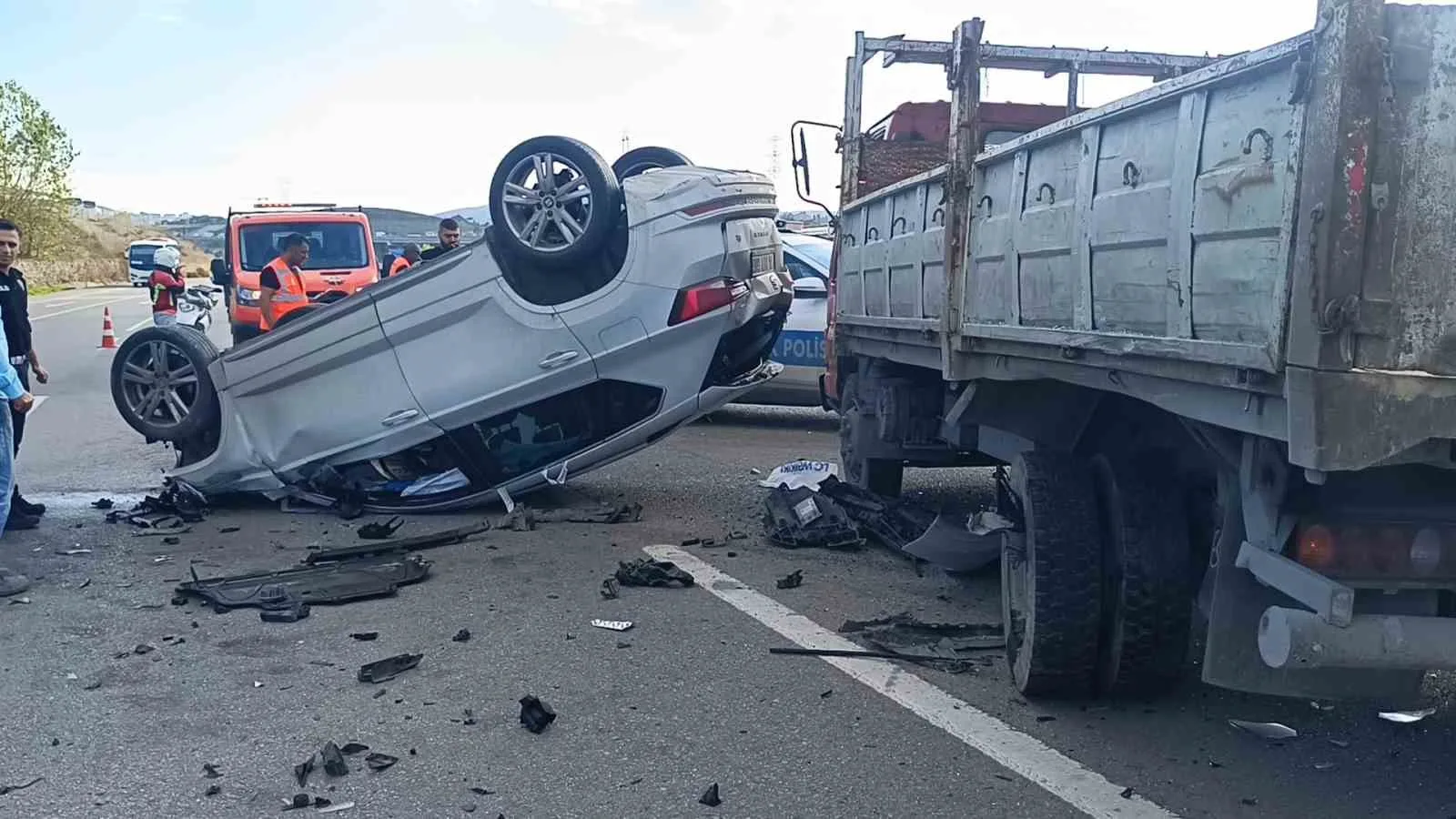 İstanbul’un Sancaktepe ilçesinde, kamyonete arkadan çarpan otomobil takla attı. Kazada,