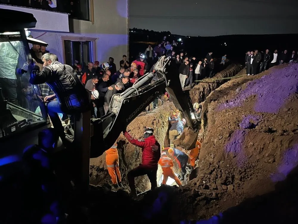 Bursa’da iş makinesi ile yapılan kanalizasyon çalışmasında meydana gelen göçükte