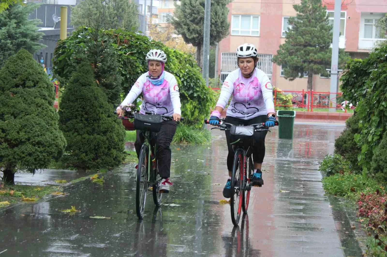 Tedavi sonrası kanser hastalığını atlatan ikili, bisikletleriyle Konya’dan hareket ederek