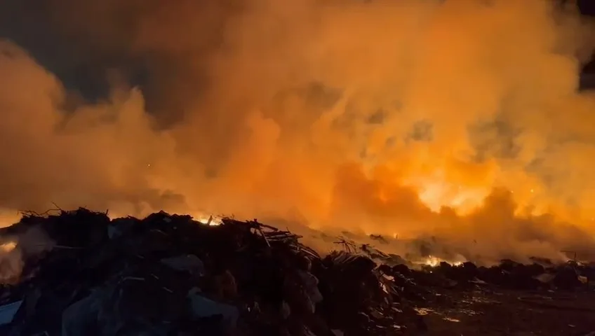 Tekirdağ’ın Kapaklı ilçesinde hurdalık alanda çıkan yangın, rüzgarın da etkisiyle