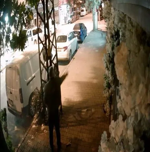 Bursa’nın İnegöl ilçesinde kimliği belirsiz bir şahıs, kapalı olan kuaförün