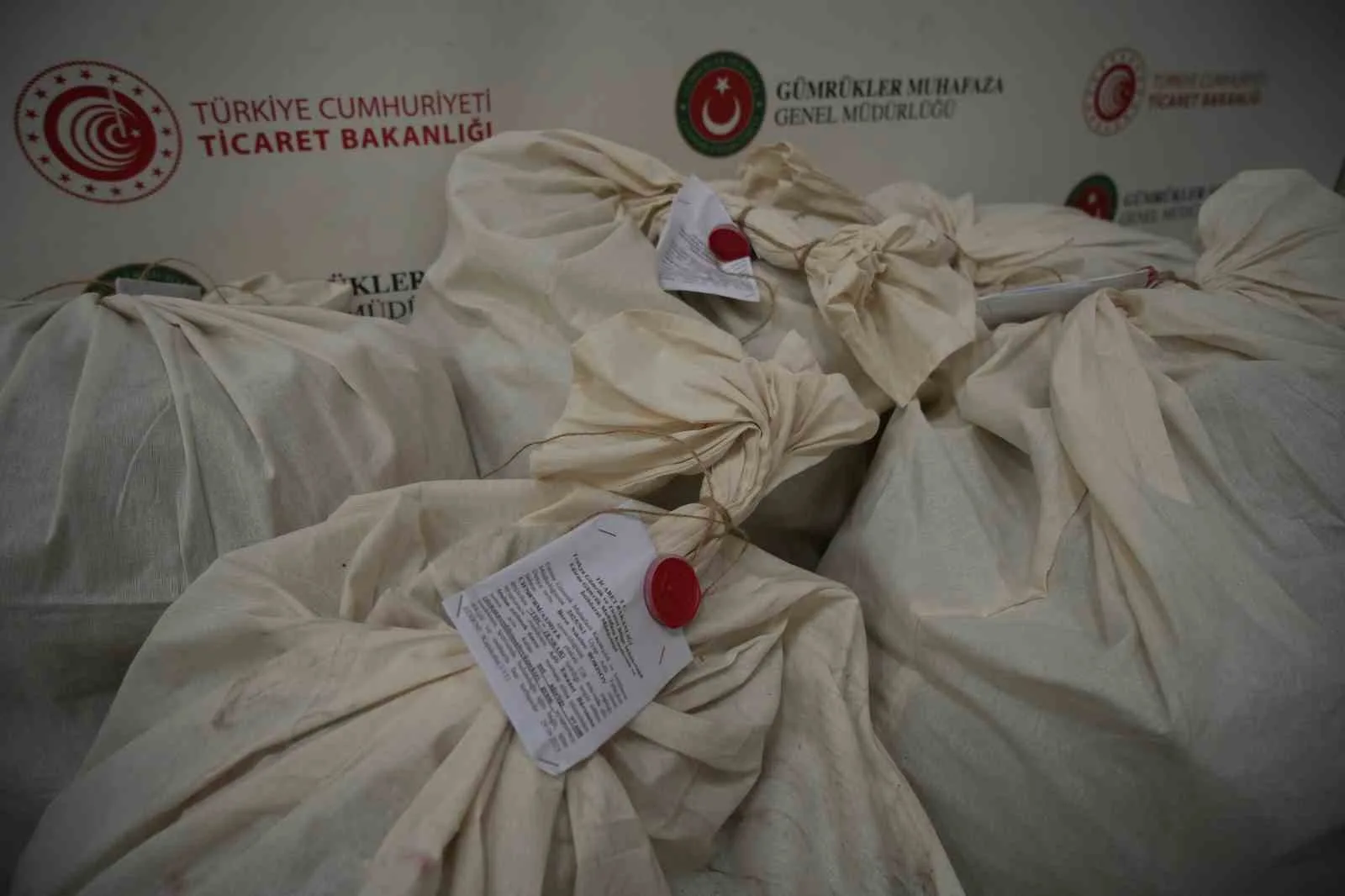 Edirne Kapıkule Gümrük Kapısı’nda düzenlenen operasyonda, bir tırın dorsesine gizlenen