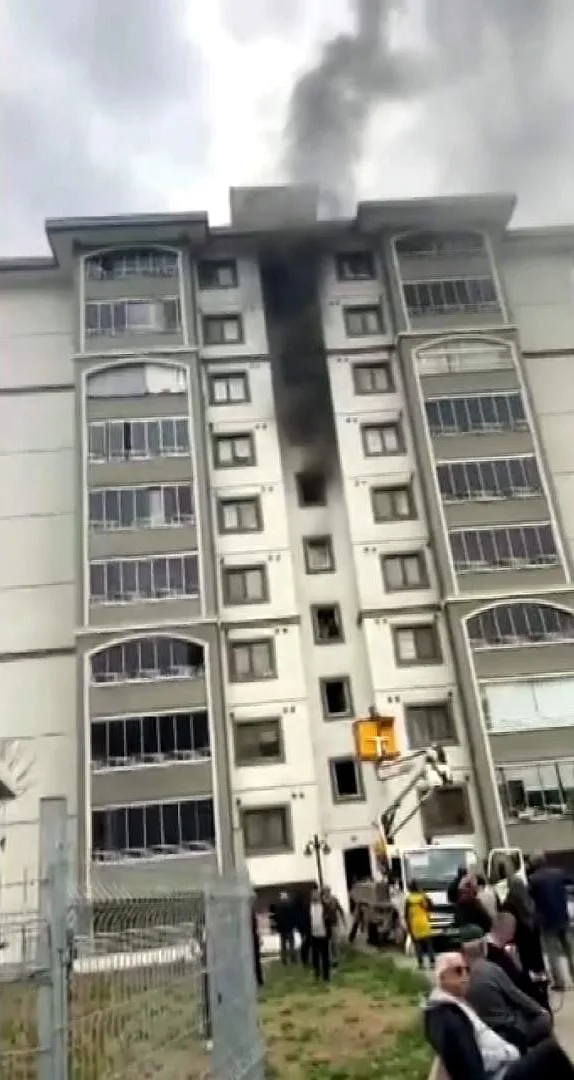 Karabük’ün Soğuksu Mahallesi’nde 9 katlı bir apartmanın elektrik panosunda çıkan