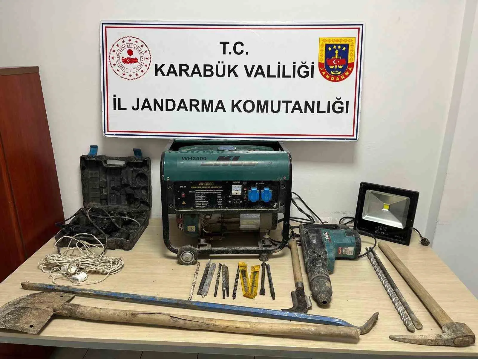 Karabük’te kaçak kazı yapan 4 kişi, jandarma ekipleri tarafından suçüstü