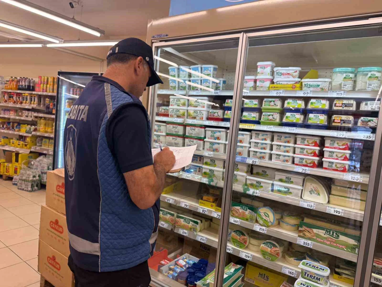 Karabük Belediyesi Zabıta Müdürlüğü ekipleri, kent genelindeki marketlerde fiyat, etiket
