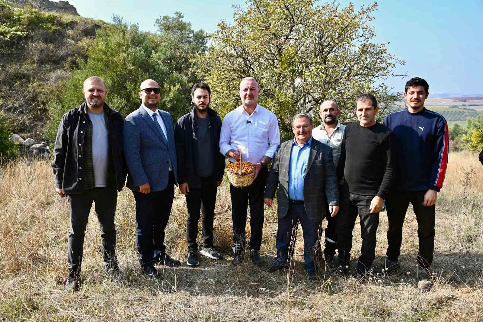 Karacabey Belediyesi, Yeşildere Mahallesi’nin doğal zenginliklerinden biri olan ‘Alıç Meyvesi’ni