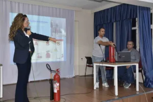 Karacabey Belediyesi, gençlerin afetlere karşı bilinçlenmesi amacıyla eğitim çalışmalarını sürdürüyor.