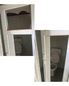 Karacasu’nun Cuma Mahallesi’ndeki umumi tuvaletlerde kapı ve pencerelere, kimliği belirsiz
