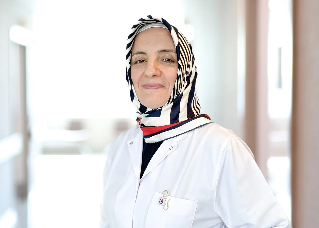 Karaciğer yağlanmasının genellikle belirti vermeden ilerlediğini belirten İç Hastalıkları Uzmanı