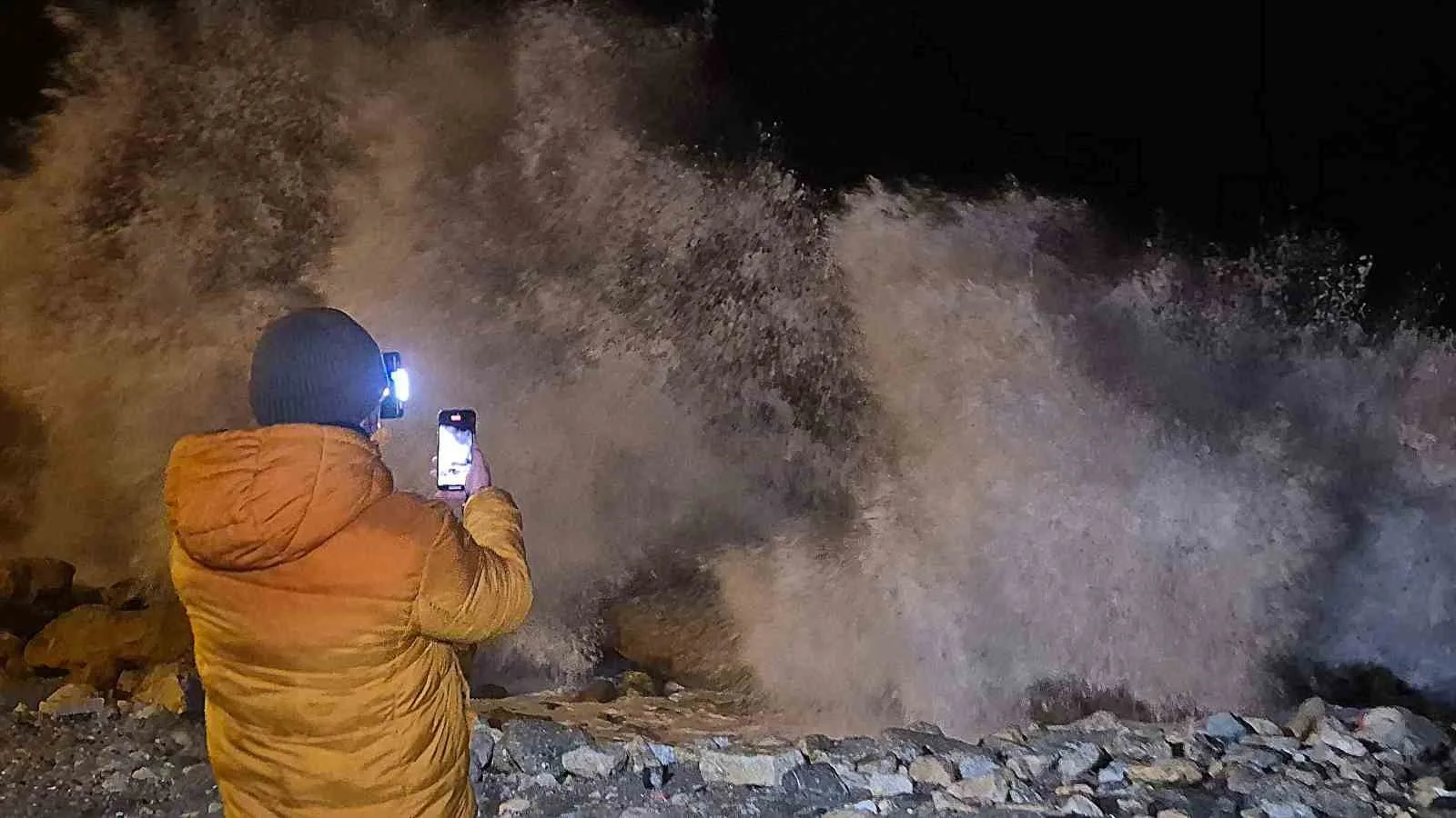 Bartın’da şiddetli rüzgar nedeniyle Karadeniz’de, kayalıklara çarpan dalgalar yaklaşık 8