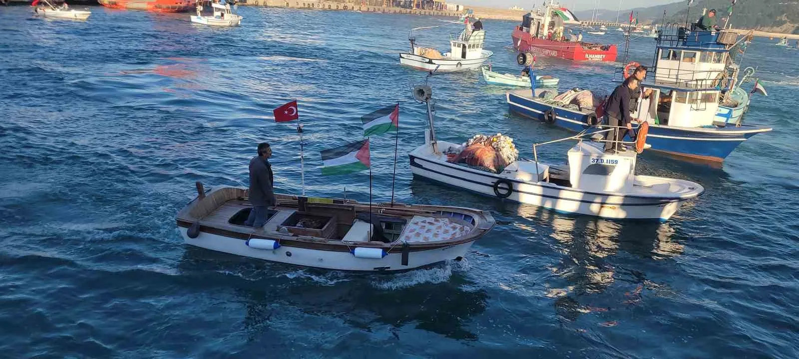 Kastamonu’nun İnebolu ilçesinde balıkçılar, Türk ve Filistin bayraklarıyla donatılan teknelerle