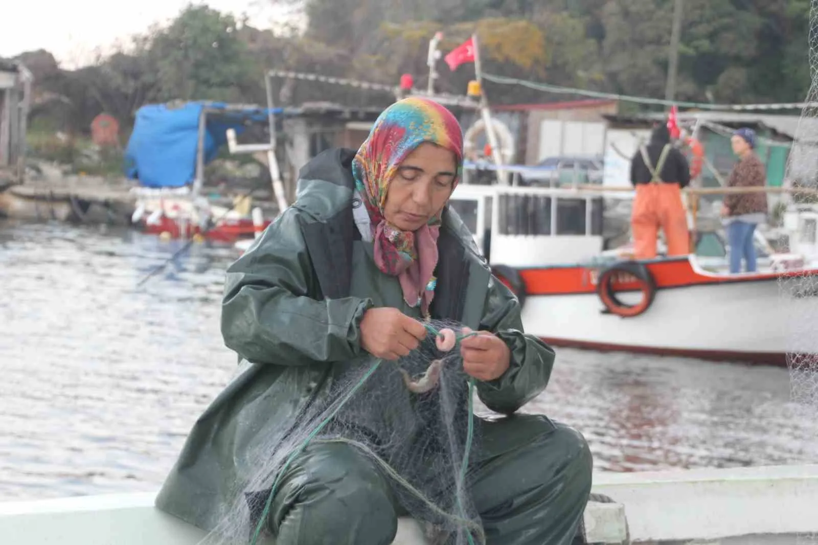 Karadeniz’in sayıları gittikçe azalan kadın balıkçıları, eşlerine yardım etmek için
