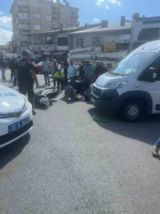 Elazığ’ın Karakoçan ilçesinde motosiklet ile panelvanın çarpışması sonucu meydana gelen