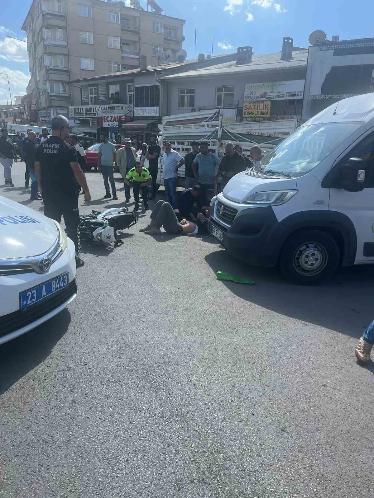 Elazığ’ın Karakoçan ilçesinde motosiklet ile panelvanın çarpışması sonucu meydana gelen