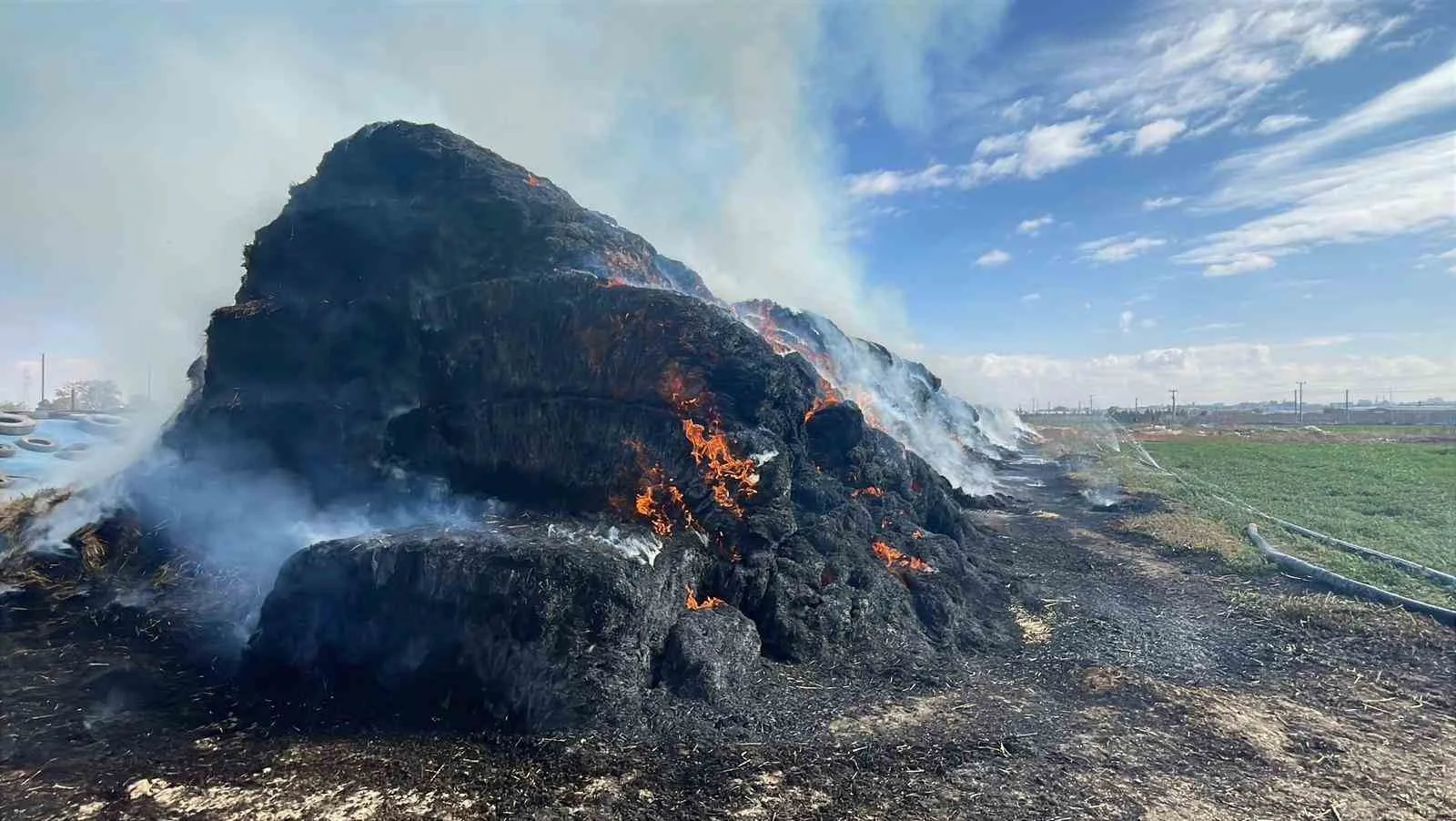 Karaman’da çıkan yangında 300 ton saman balyası kül oldu. Yangın,