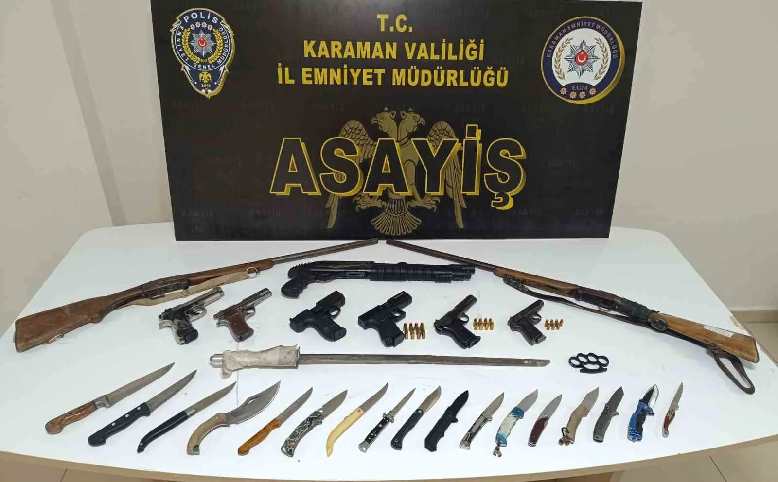 Karaman’da asayiş uygulamalarında uyuşturucu, bıçaklar ve ruhsatsız silahlar ele geçirilirken,