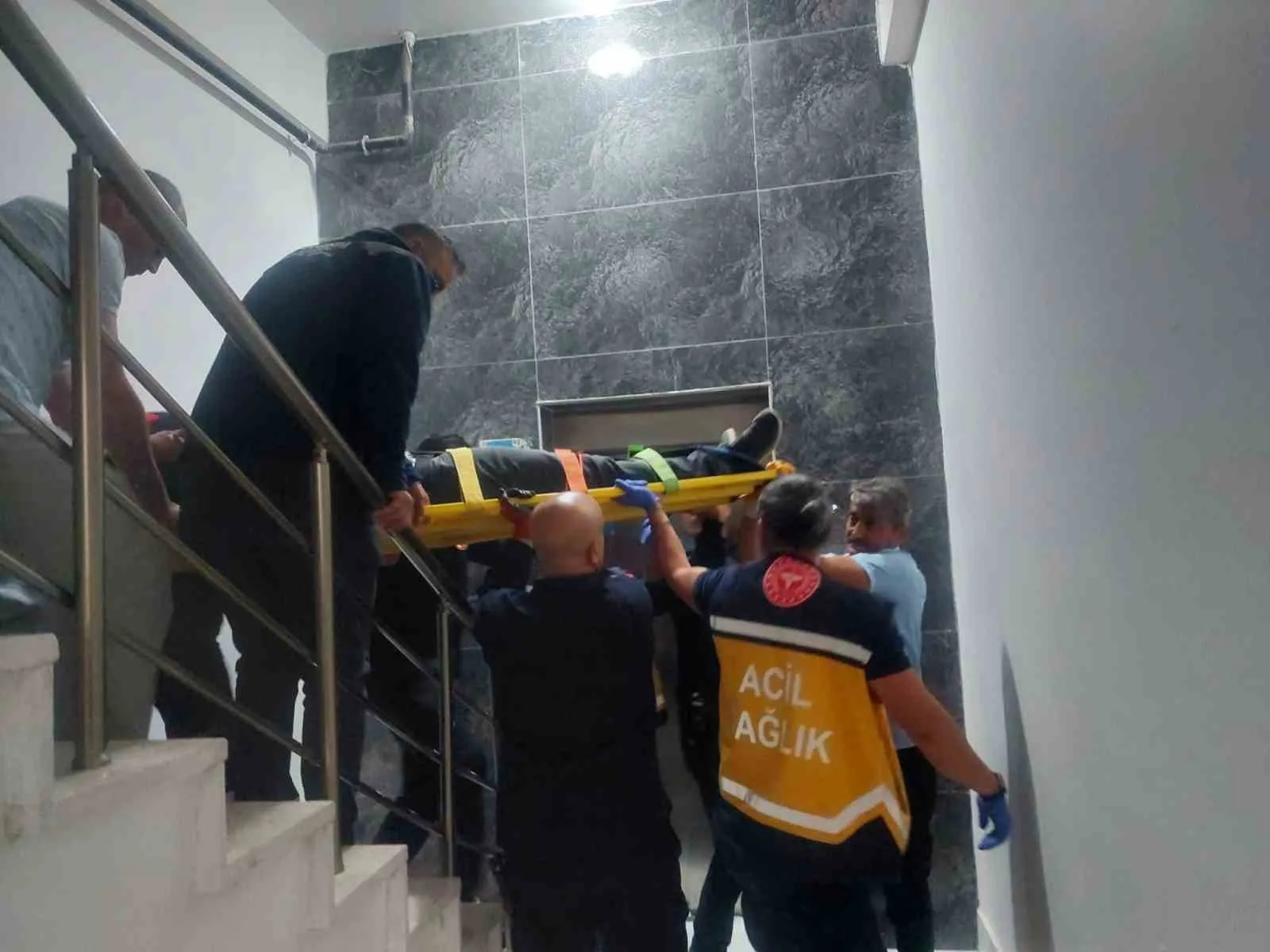 Karaman’da bir kişi evine çıkmak için bindiği asansörün 1 kat