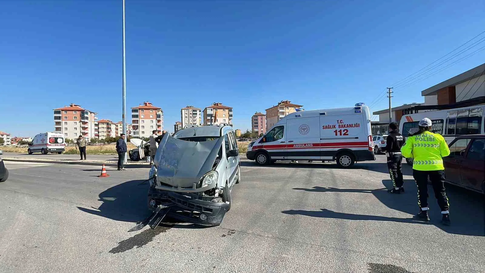 Karaman’da hafif ticari araçla cipin çarpışması sonucu meydana gelen trafik