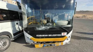 Karaman’da halk otobüsü ile okul servisinin çarpıştığı kazada 1’i çocuk