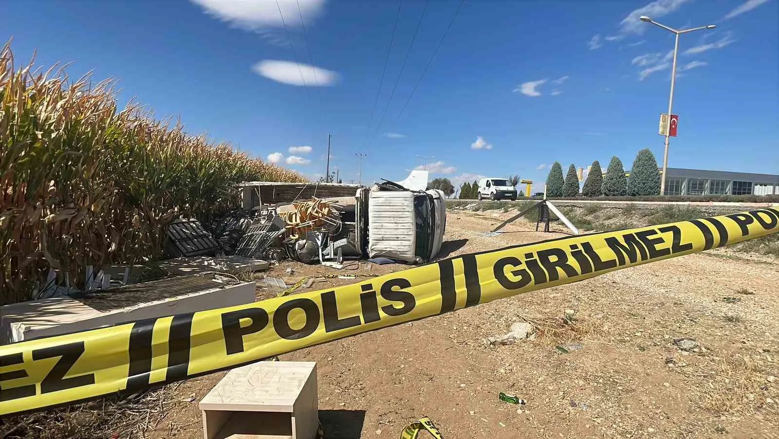 Karaman’da kontrolden çıkan eşya yüklü kamyonetin yol kenarına devrilmesi sonucu