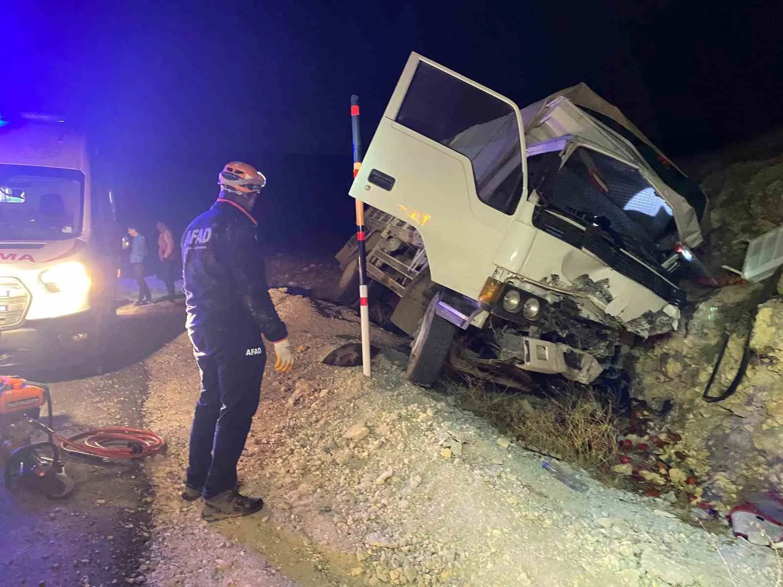 Karaman’da kontrolden çıkan kamyonetin kayalıklara çarpması sonucu meydana gelen kazada