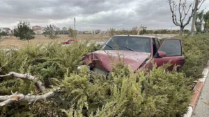 Karaman’da kontrolden çıkan Tofaş marka otomobilin refüje çıkması sonucu meydana