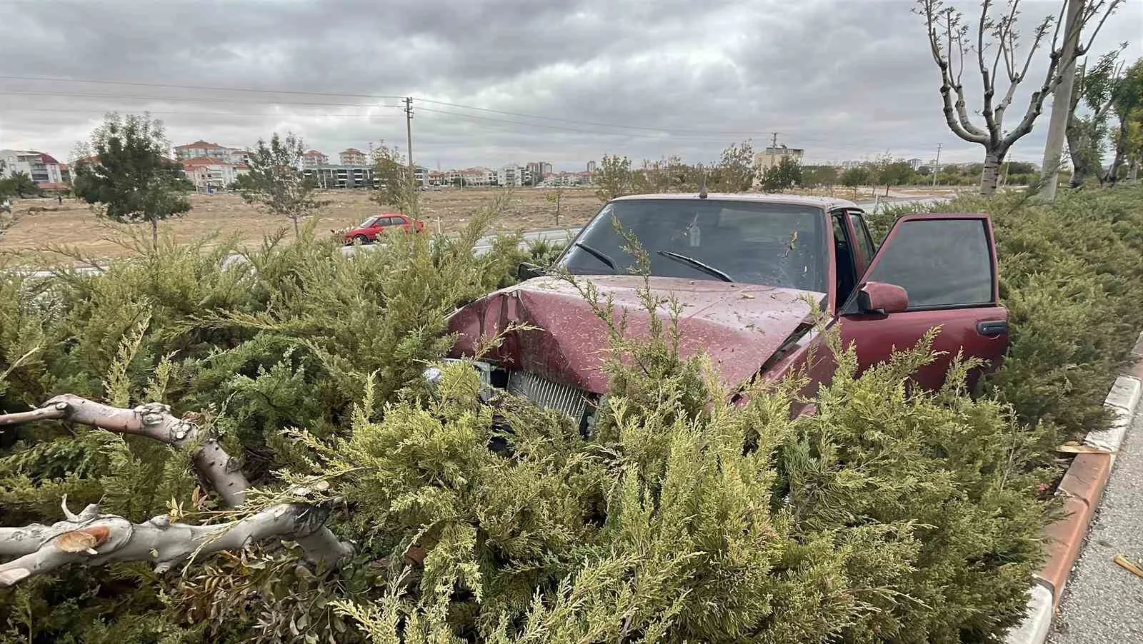 Karaman’da kontrolden çıkan Tofaş marka otomobilin refüje çıkması sonucu meydana