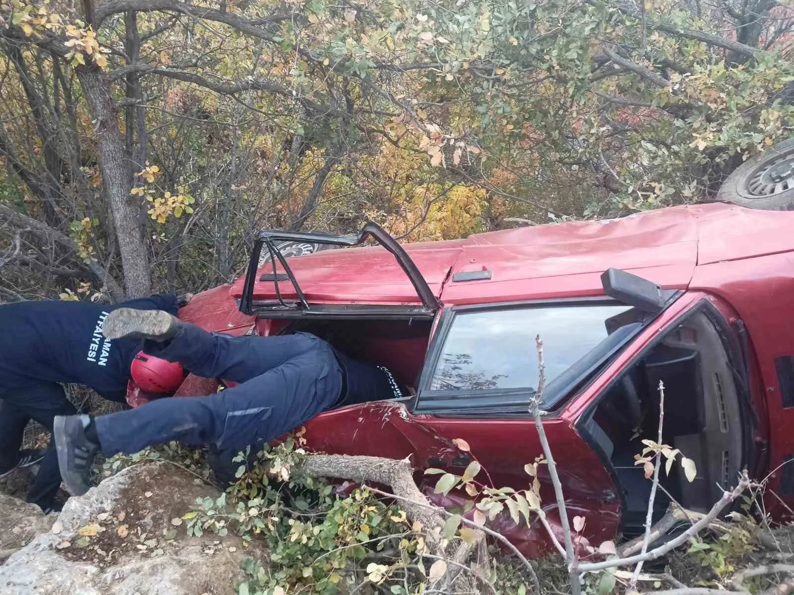 Karaman’da otomobilin uçurma yuvarlanması sonucu meydana gelen kazada 1’i ağır