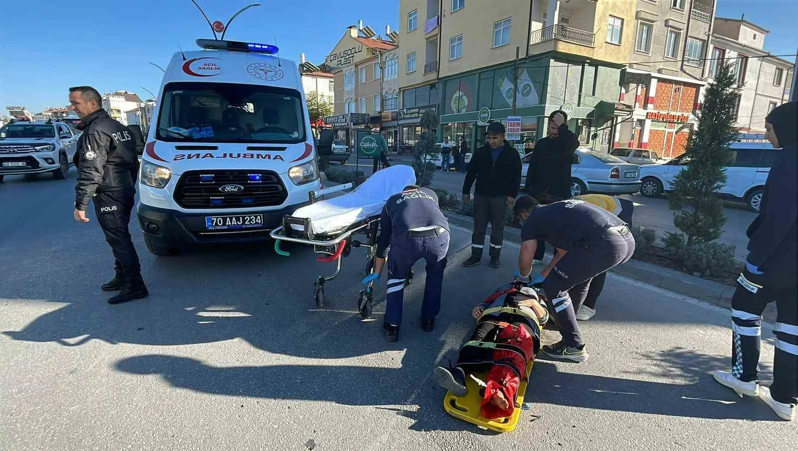 Karaman’da yolun karşısına geçmeye çalışan kadın, otomobilin çarpması sonucu yaralandı.